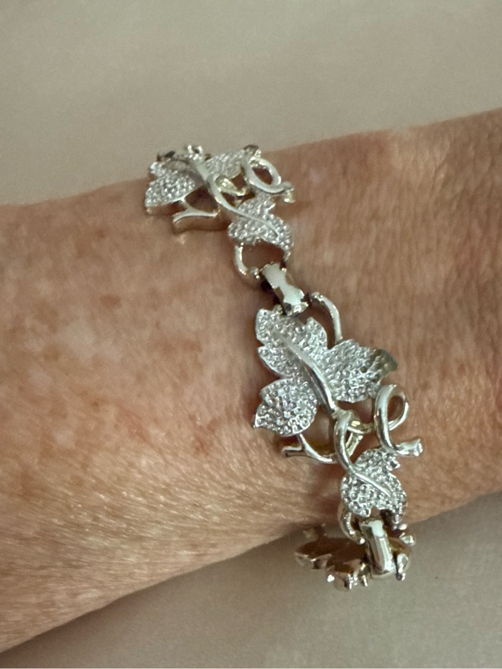 VTG 1958 Sarah Coventry Signed Vintage Leaf Link Silver/Gold Tone 7” Bracelet.